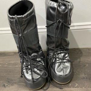 MOON BOOTS - BRAND NEW - SIZE 8.5